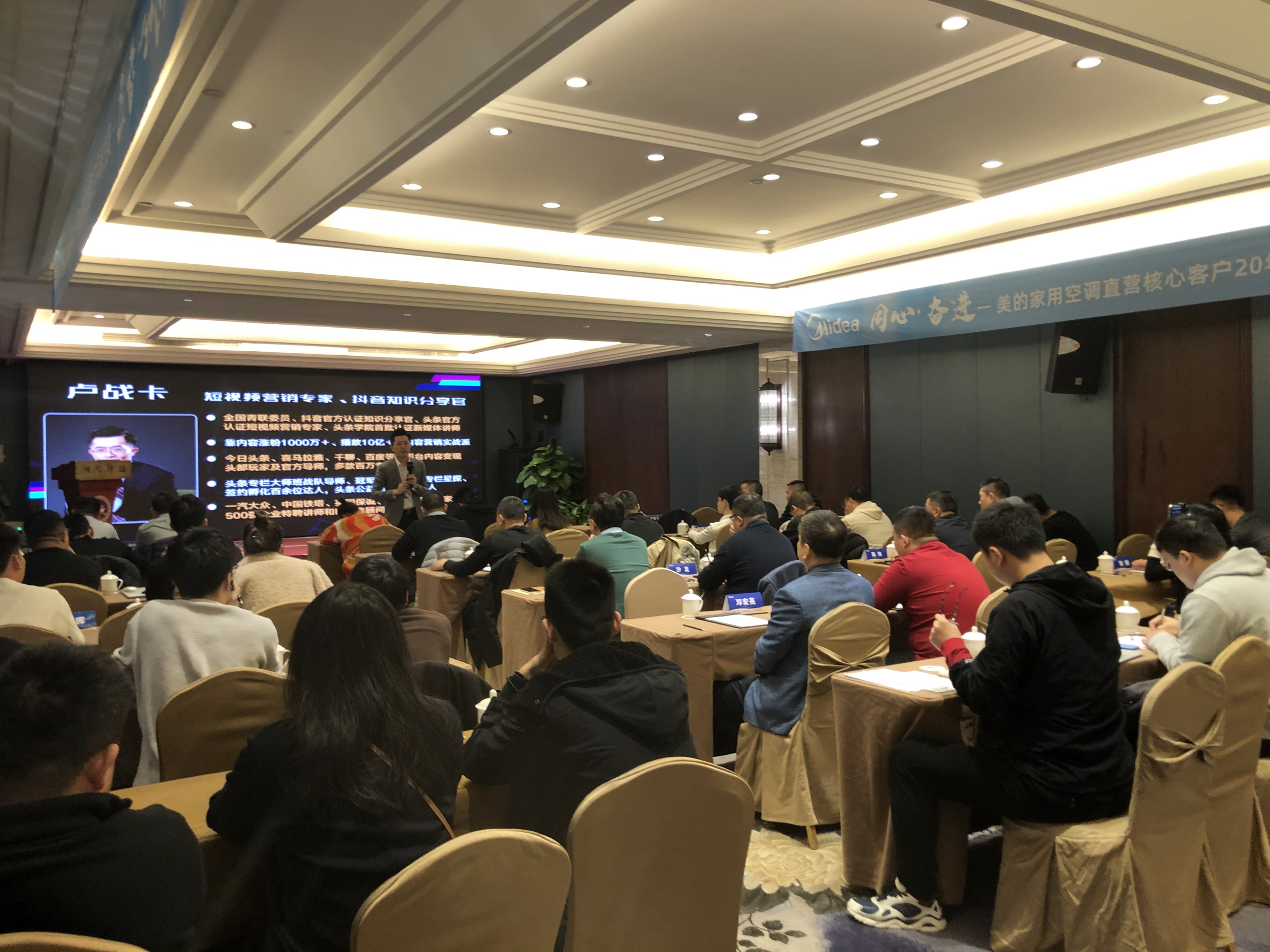 包含今晨欧联焦点战，犹他爵士主帅复盘，话题不断，赛程密集仍需轮换的词条-开云体育入口